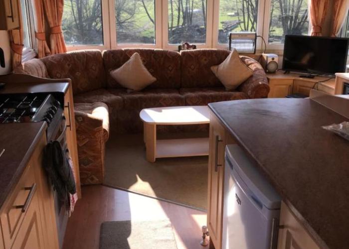 Shepherds Huts Ham Hill, 2 double beds, Bathroom, Lounge, Diner, Kitchen, dog friendly, Looking out to lake
