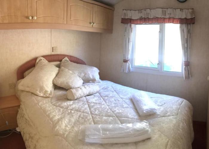 Shepherds Huts Ham Hill, 2 double beds, Bathroom, Lounge, Diner, Kitchen, dog friendly, Looking out to lake