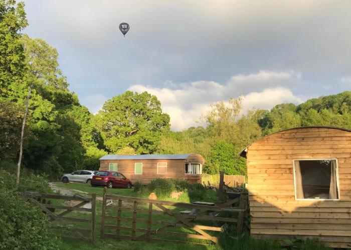 Shepherds Huts Ham Hill, 2 double beds, Bathroom, Lounge, Diner, Kitchen, dog friendly, Looking out to lake