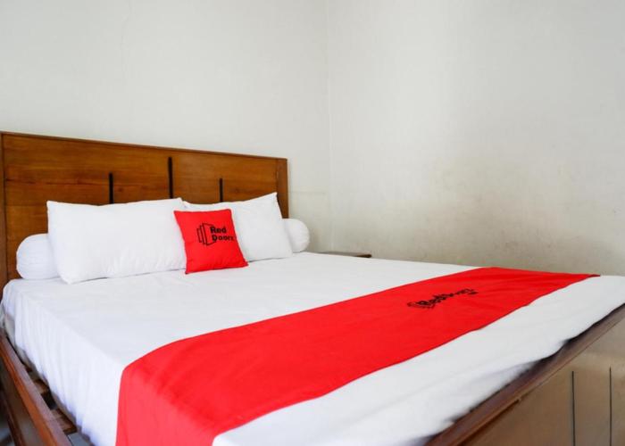 RedDoorz near Mutiara SIS Al Jufrie Airport Palu