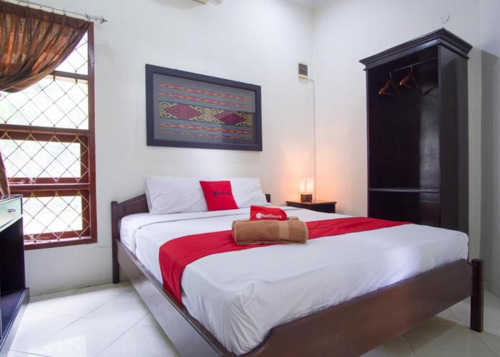RedDoorz Syariah near Ngade Lake
