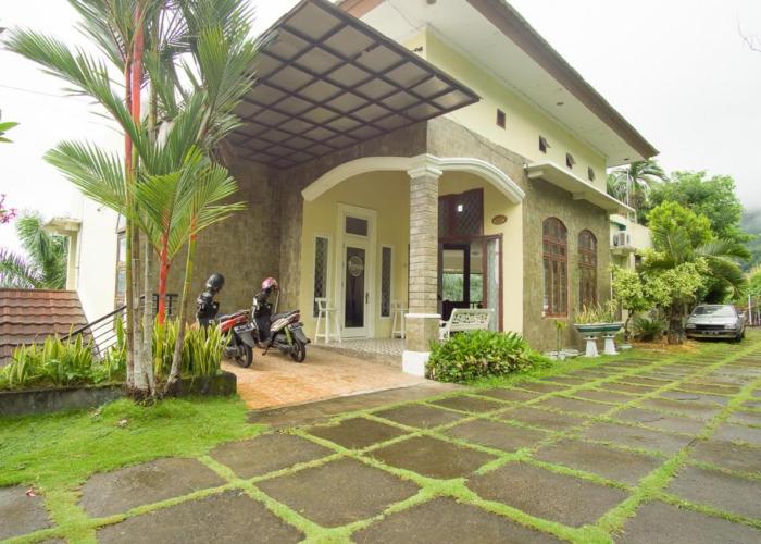 RedDoorz Syariah near Ngade Lake
