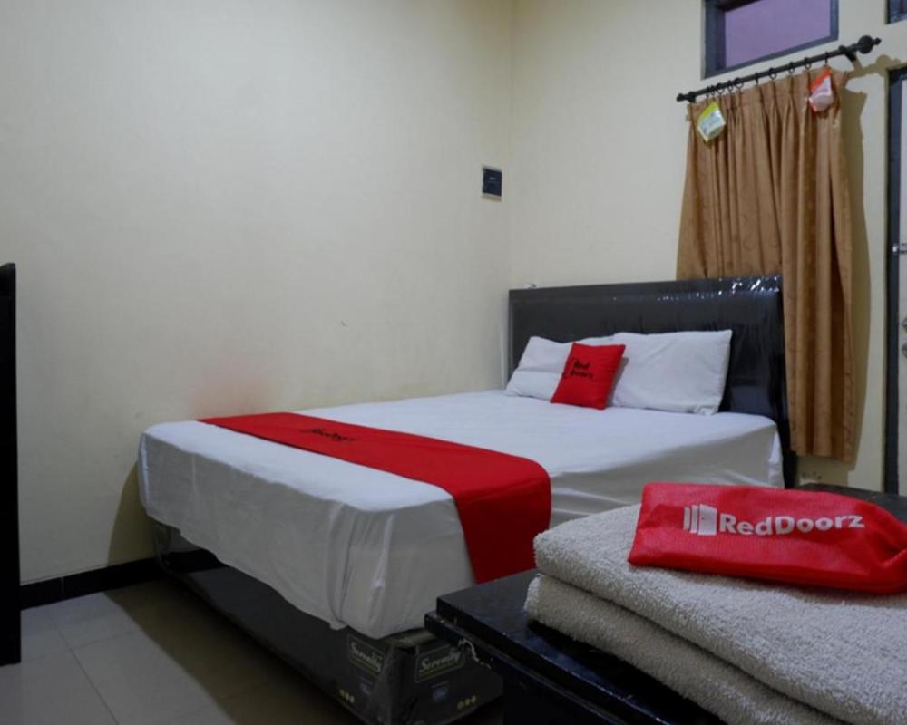 RedDoorz near GOR Wisanggeni