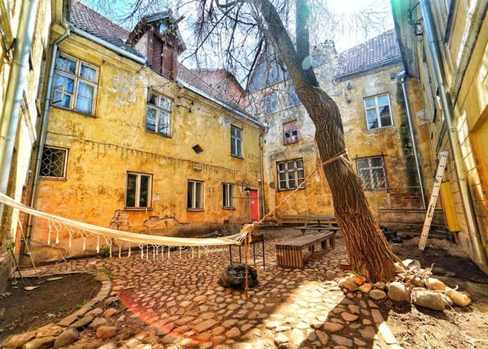 Old Town Alur Hostel & Bar
