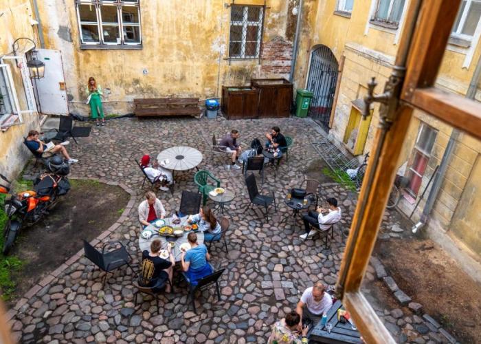 Old Town Alur Hostel & Bar