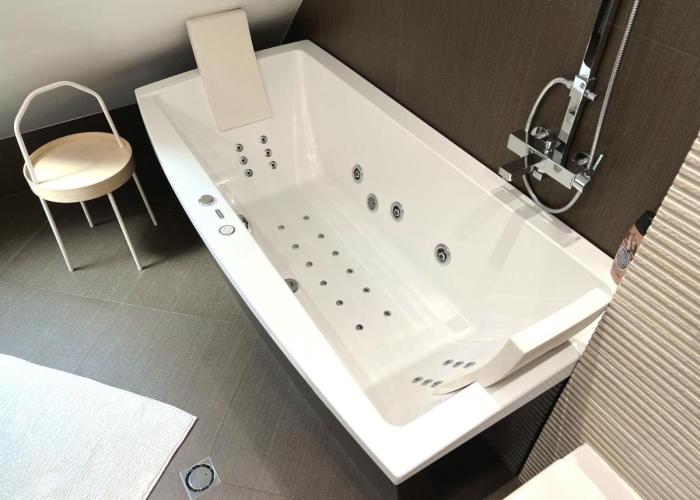 Unique Luxurious Jacuzzi PENTHOUSE DUPLEX in City Center! 2 BATHS! FREE PARKING!