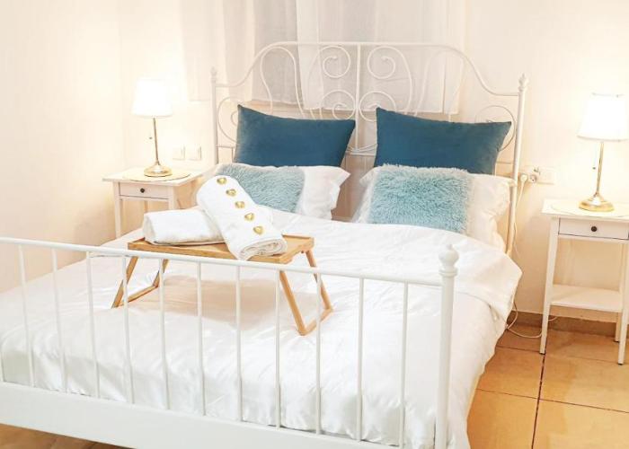 Bright Renovated Room Close to Everything