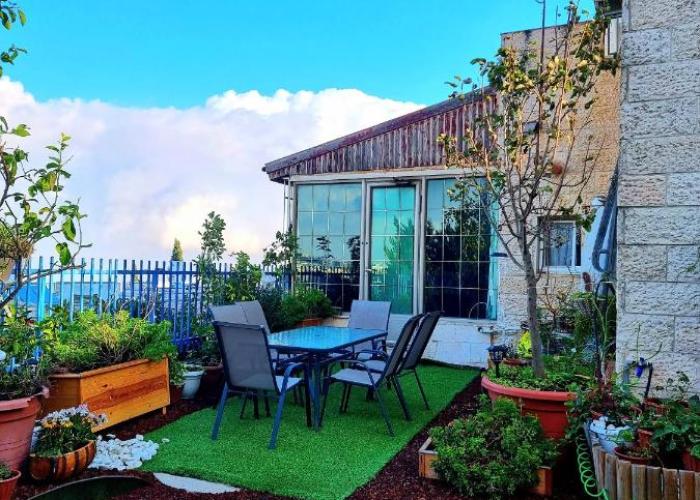 Bright Renovated Room Close to Everything