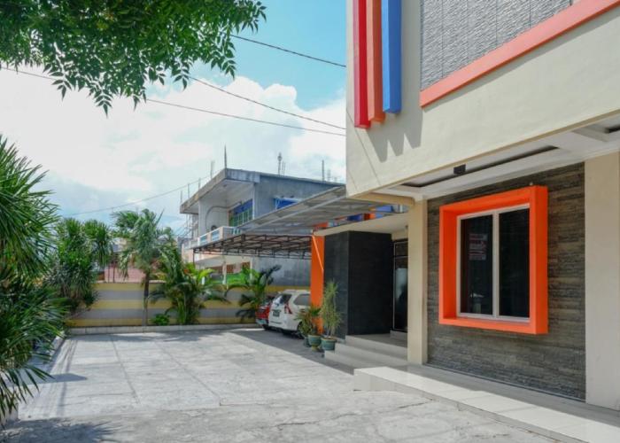 RedDoorz near Millenium Waterpark Palu