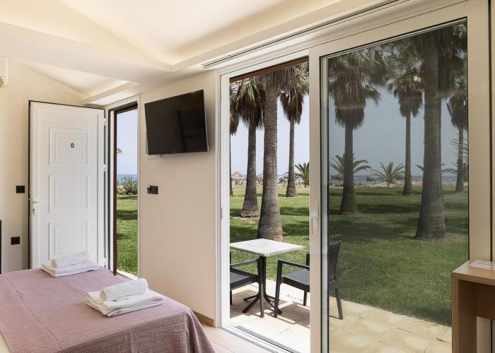 La Palma Apartments,a beachfront paradise!