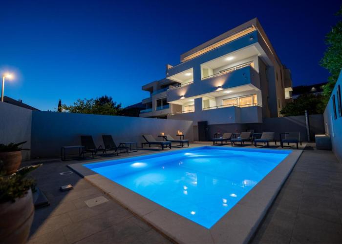 Pool and Breakfast Apartments Villa Maro