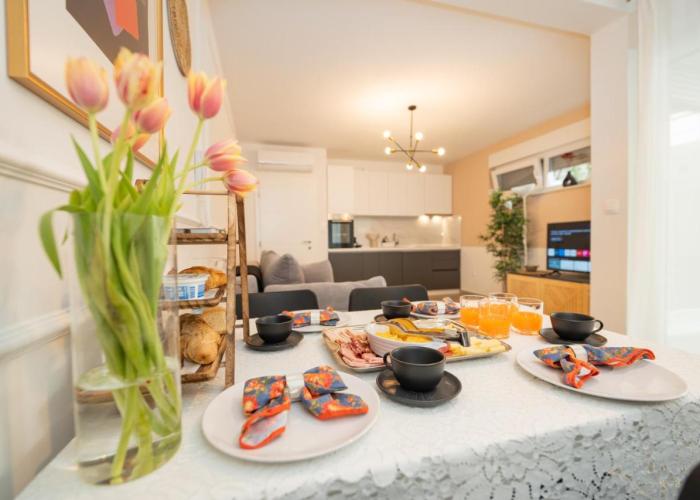 Pool and Breakfast Apartments Villa Maro
