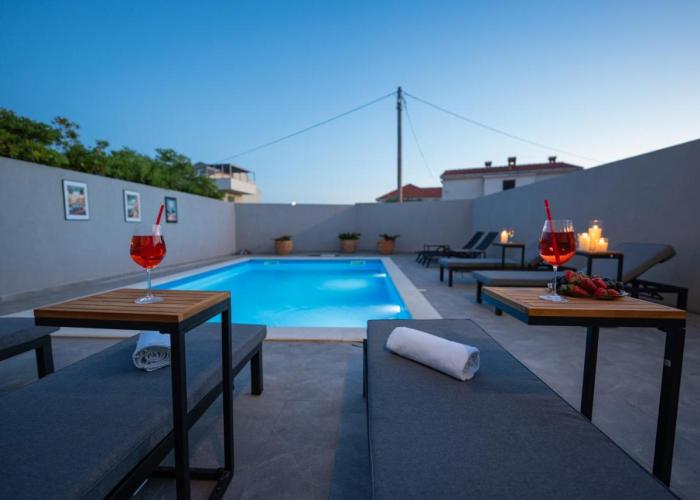 Pool and Breakfast Apartments Villa Maro