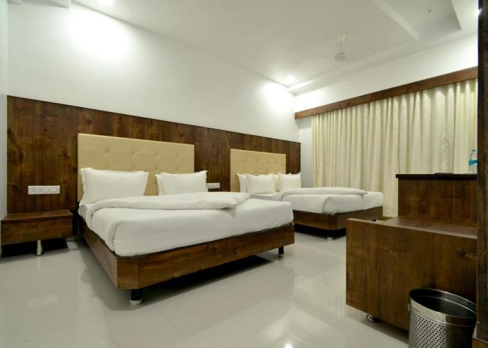 HOTEL DWARKA PARK