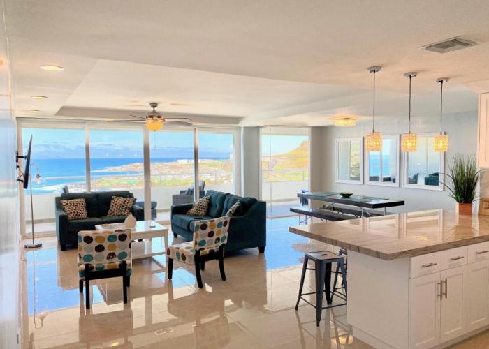 BEACHFRONT CONDO w POOLS STEPS TO BEACH & MINS TO DT