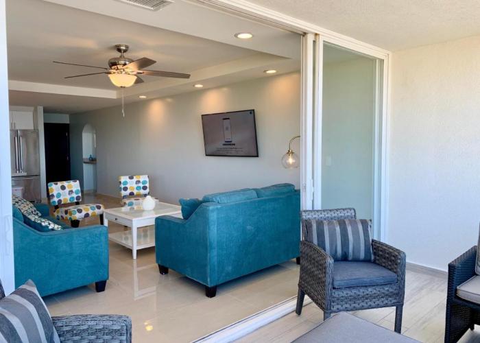 BEACHFRONT CONDO w POOLS STEPS TO BEACH & MINS TO DT