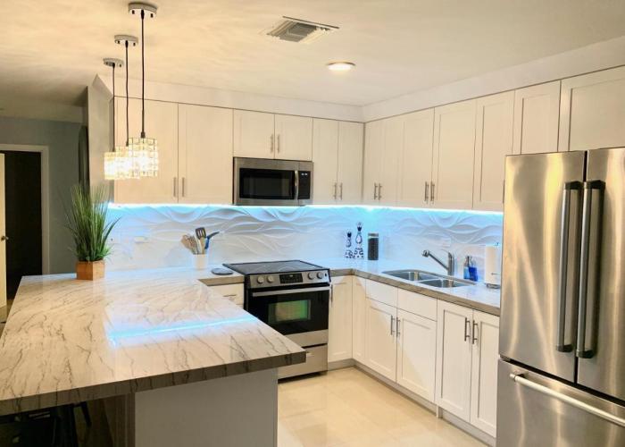 BEACHFRONT CONDO w POOLS STEPS TO BEACH & MINS TO DT