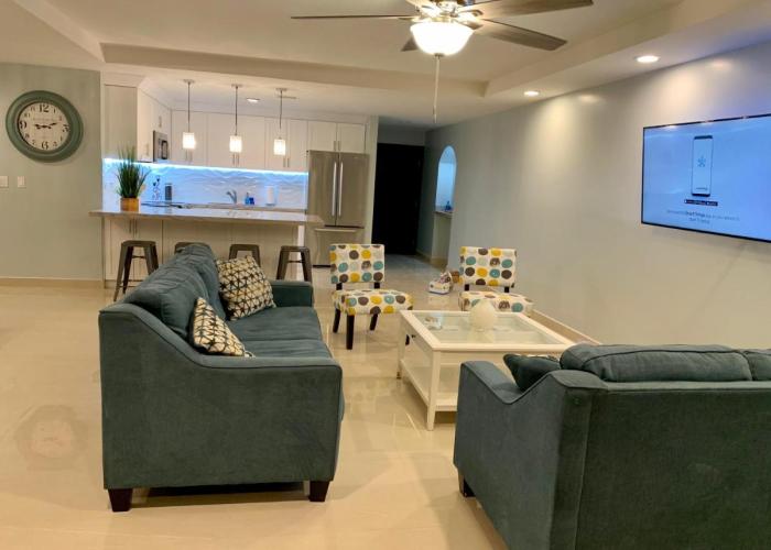 BEACHFRONT CONDO w POOLS STEPS TO BEACH & MINS TO DT