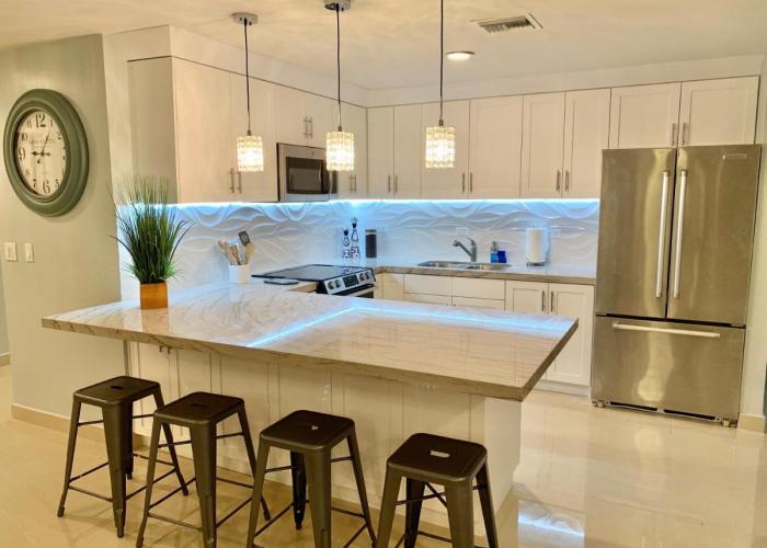 BEACHFRONT CONDO w POOLS STEPS TO BEACH & MINS TO DT