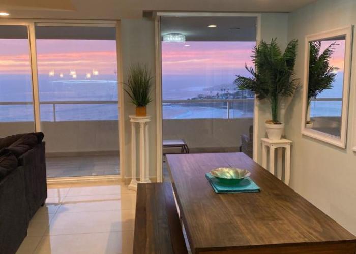 BEACHFRONT CONDO w POOLS STEPS TO BEACH & MINS TO DT