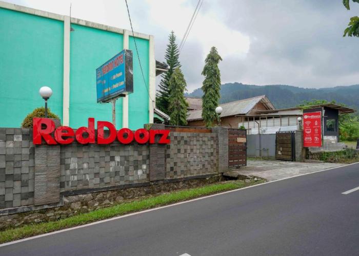RedDoorz near Lokawisata Baturaden