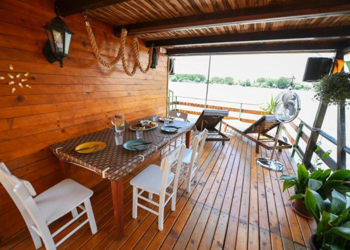 Sagando - Floating house on Sava river