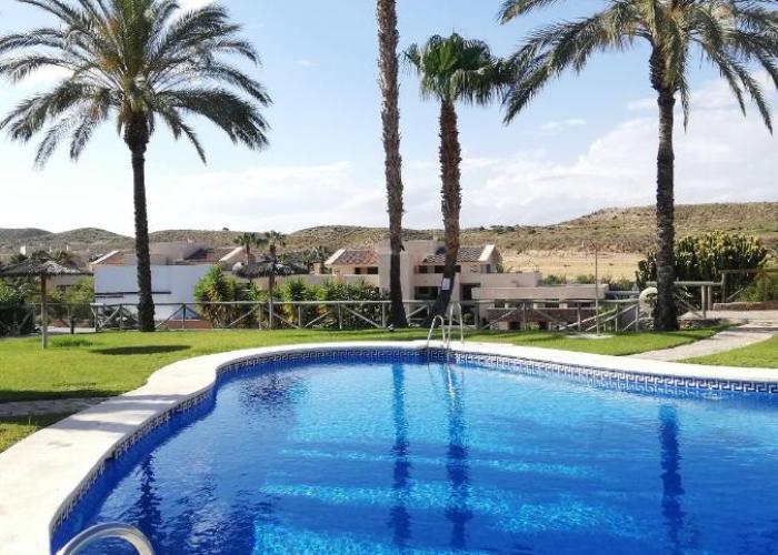 BAJO con JARDÍN PROPIO EN VALLE DEL ESTE GOLF!!