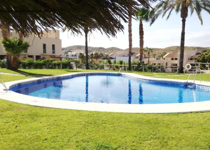 BAJO con JARDÍN PROPIO EN VALLE DEL ESTE GOLF!!