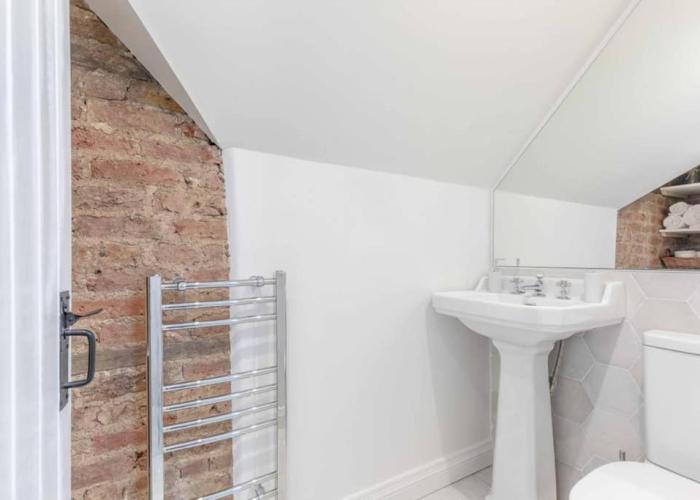 Charming cottage in WINDSOR - WALK TO CASTLE &SHOPS!