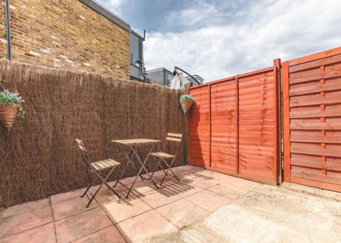 Charming cottage in WINDSOR - WALK TO CASTLE &SHOPS!