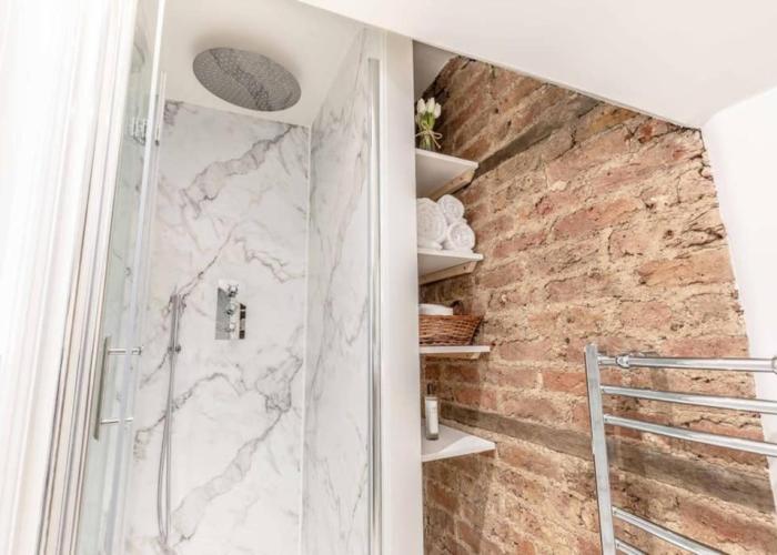 Charming cottage in WINDSOR - WALK TO CASTLE &SHOPS!