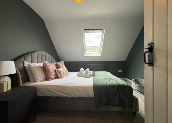 Charming cottage in WINDSOR - WALK TO CASTLE &SHOPS!