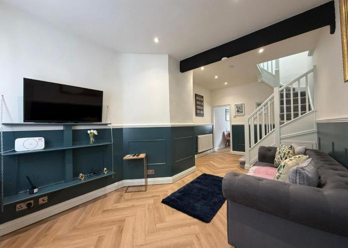 Charming cottage in WINDSOR - WALK TO CASTLE &SHOPS!