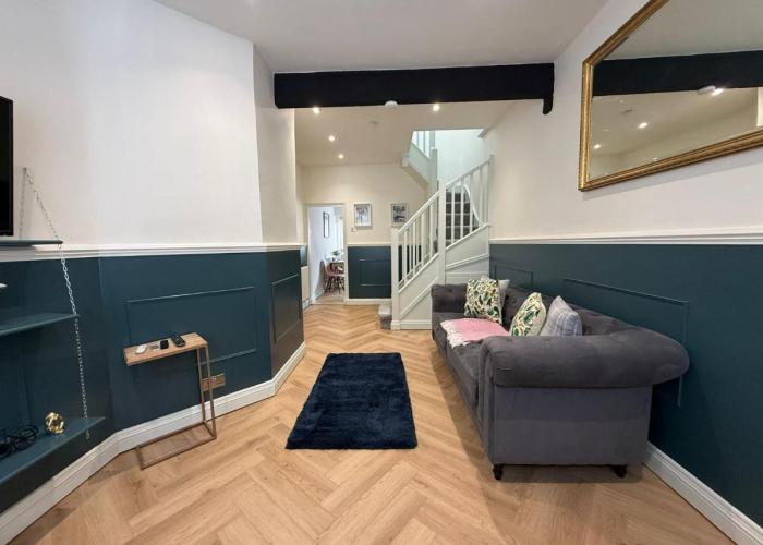 Charming cottage in WINDSOR - WALK TO CASTLE &SHOPS!