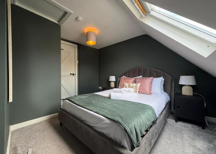 Charming cottage in WINDSOR - WALK TO CASTLE &SHOPS!