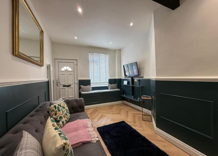 Charming cottage in WINDSOR - WALK TO CASTLE &SHOPS!