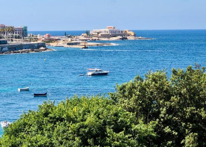 Apartments by Sliema promenade and beach