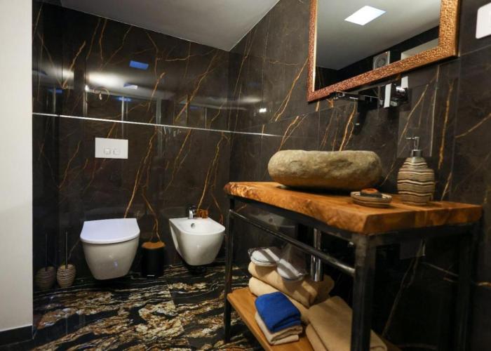 J Luxury Home