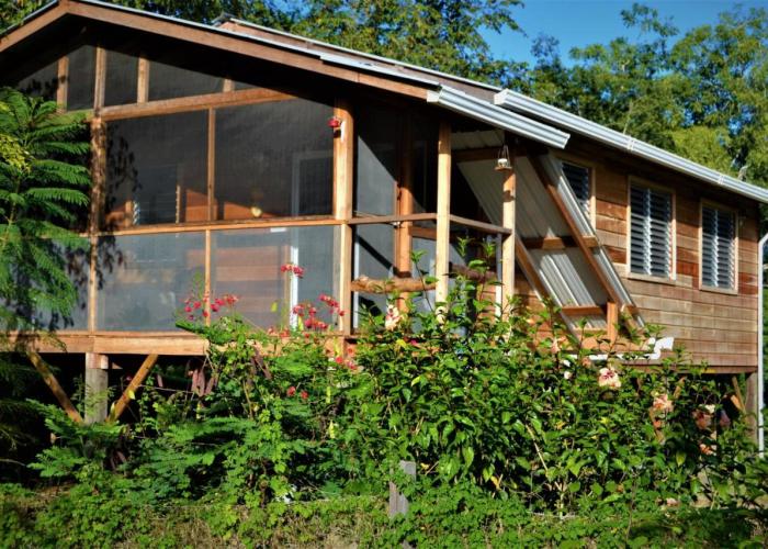 Fully equipped 2 bedroom tree top cottage, with large balcony in private garden