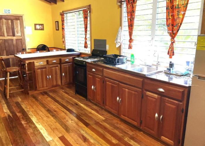 Fully equipped 2 bedroom tree top cottage, with large balcony in private garden