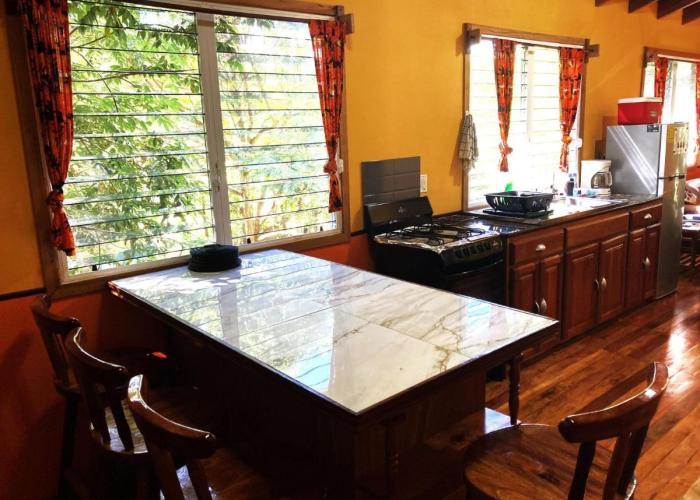 Fully equipped 2 bedroom tree top cottage, with large balcony in private garden