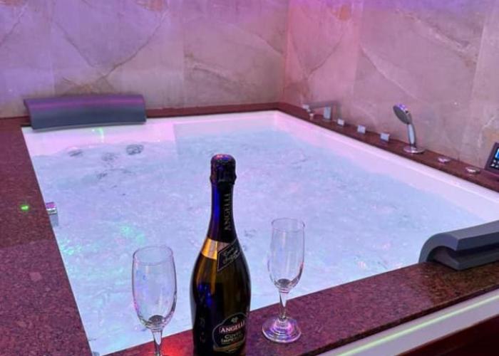Regim Hotel Hanea jacuzzi in camera,piscina exterioara si sauna comuna