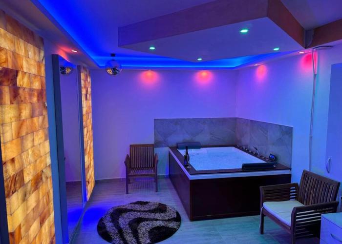 Regim Hotel Hanea jacuzzi in camera,piscina exterioara si sauna comuna