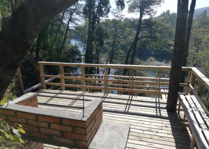 Cabana rustica 2 maravillosa,con troncos nativos, con orilla de Rio Trancura