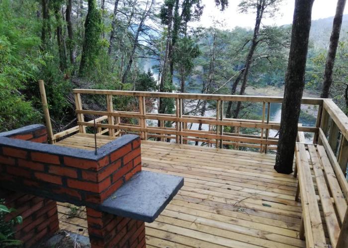 Cabana rustica 2 maravillosa,con troncos nativos, con orilla de Rio Trancura