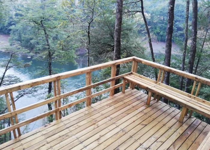 Cabana rustica 2 maravillosa,con troncos nativos, con orilla de Rio Trancura