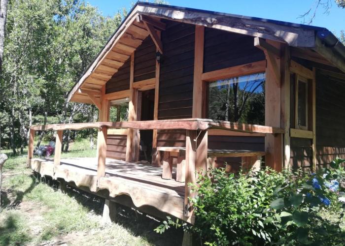 Cabana rustica 2 maravillosa,con troncos nativos, con orilla de Rio Trancura