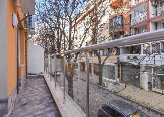 Stylish Residential Flat - with Parking & Balcony by Flat Mаnager