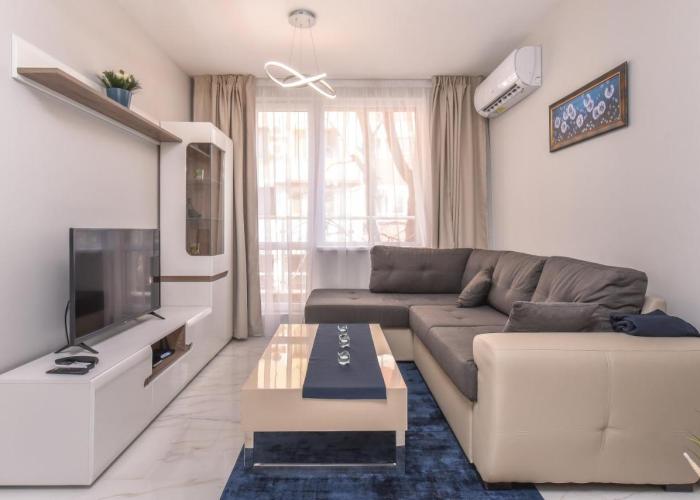 Stylish Residential Flat - with Parking & Balcony by Flat Mаnager