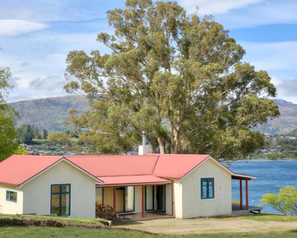 The Lakefront Gem - Wanaka Holiday Home